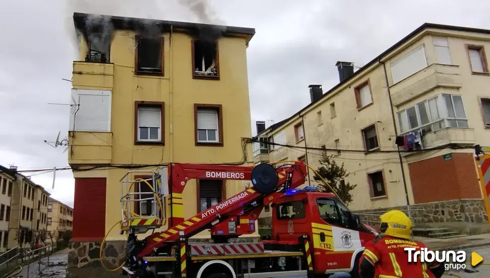 Un incendio calcina el tercer piso de una vivienda en la calle Picasso de Fabero