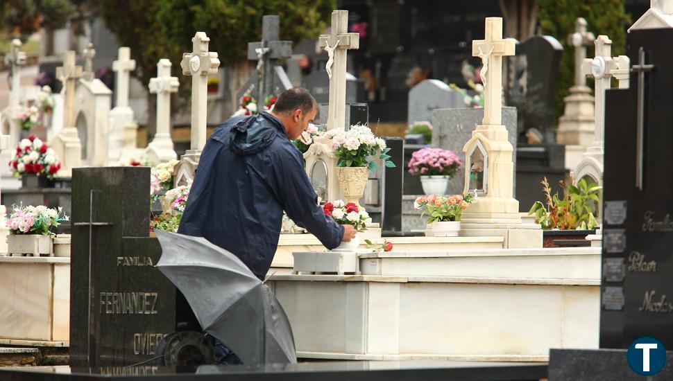 La lluvia da una tregua y permite a los leoneses cumplir con la tradición de Todos los Santos