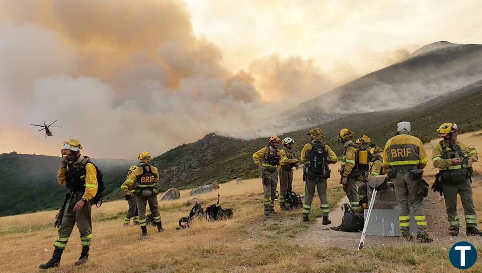 Medios aéreos y terrestres continúan con las tareas de extinción del incendio de Boca de Huérgano 