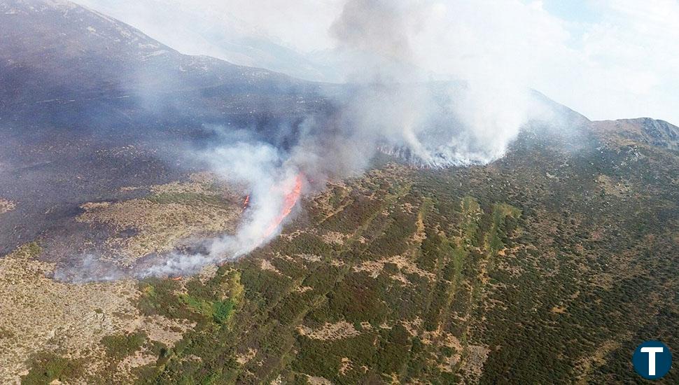 León se quema: el incendio forestal de Boca de Huérgano sigue "muy activo" y "avanza"