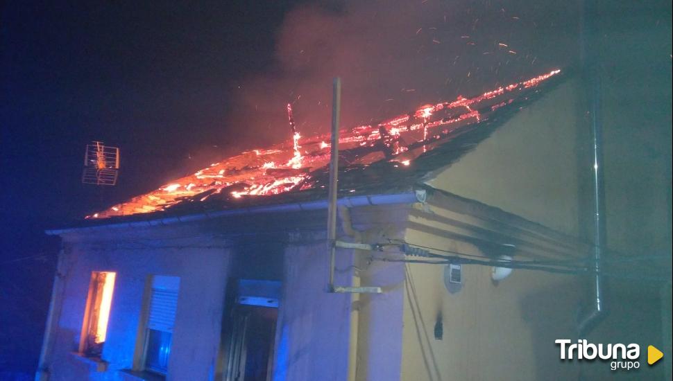 Tres afectados en un incendio en Berlanga del Bierzo