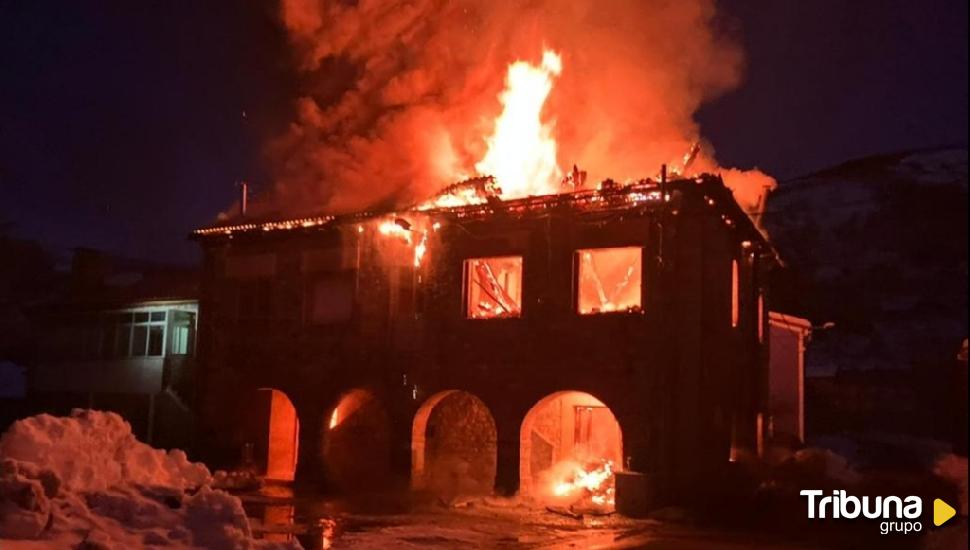 Un incendio destroza las antiguas escuelas de Boca de Huérgano