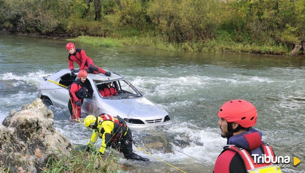 Las aguas bravas del Esla ponen a prueba en Sabero las capacidades de bomberos de la comunidad