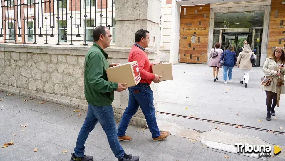 El colectivo Oncobierzo entrega 70.000 firmas a la Junta para reclamar más médicos para El Bierzo