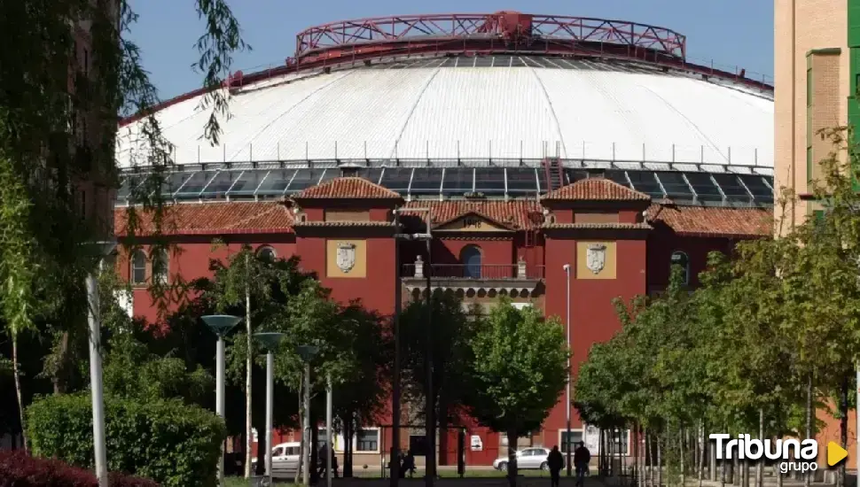 Recogida de alimentos y productos esenciales para los afectados por la dana, este martes en la plaza de toros