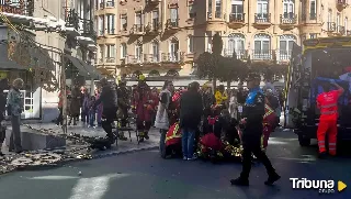 Un peatón herido al caerle sobre la cabeza un arco de iluminación navideña en Ordoño II