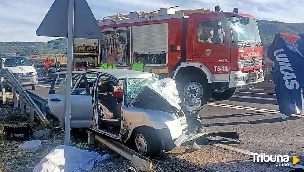 Dos mujeres fallecen en un brutal choque entre un camión y un turismo en La Pola de Gordón