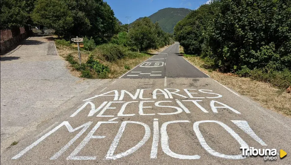 Los vecinos de Ancares aprovechan el paso de la Vuelta Ciclista a España para reclamar un médico