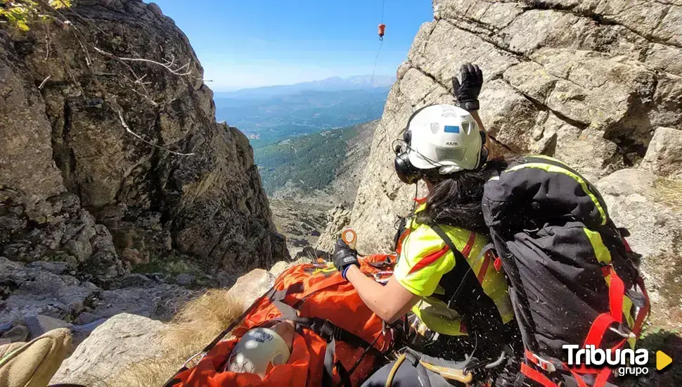 Rescatados cuatro senderistas enriscados en la cara sur del pico Tres Marías de Villamanín