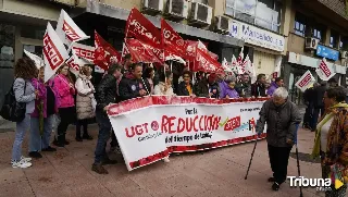 UGT y CCOO se concentran frente a la sede de la Fele en Ponferrada para exigir reducción de jornada