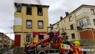 Un incendio calcina el tercer piso de una vivienda en la calle Picasso de Fabero